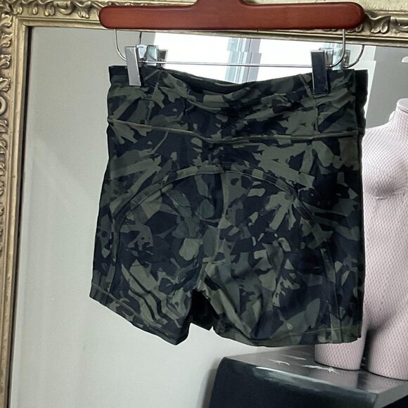 Lululemon Mid Rise Camo Print Athletic Shorts Flat Front Back Zip Size 6 Green - Picture 3 of 4